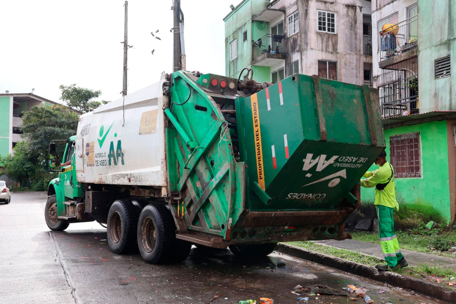  Camión compactador en jornada de recolección en el corregimiento de Curundú