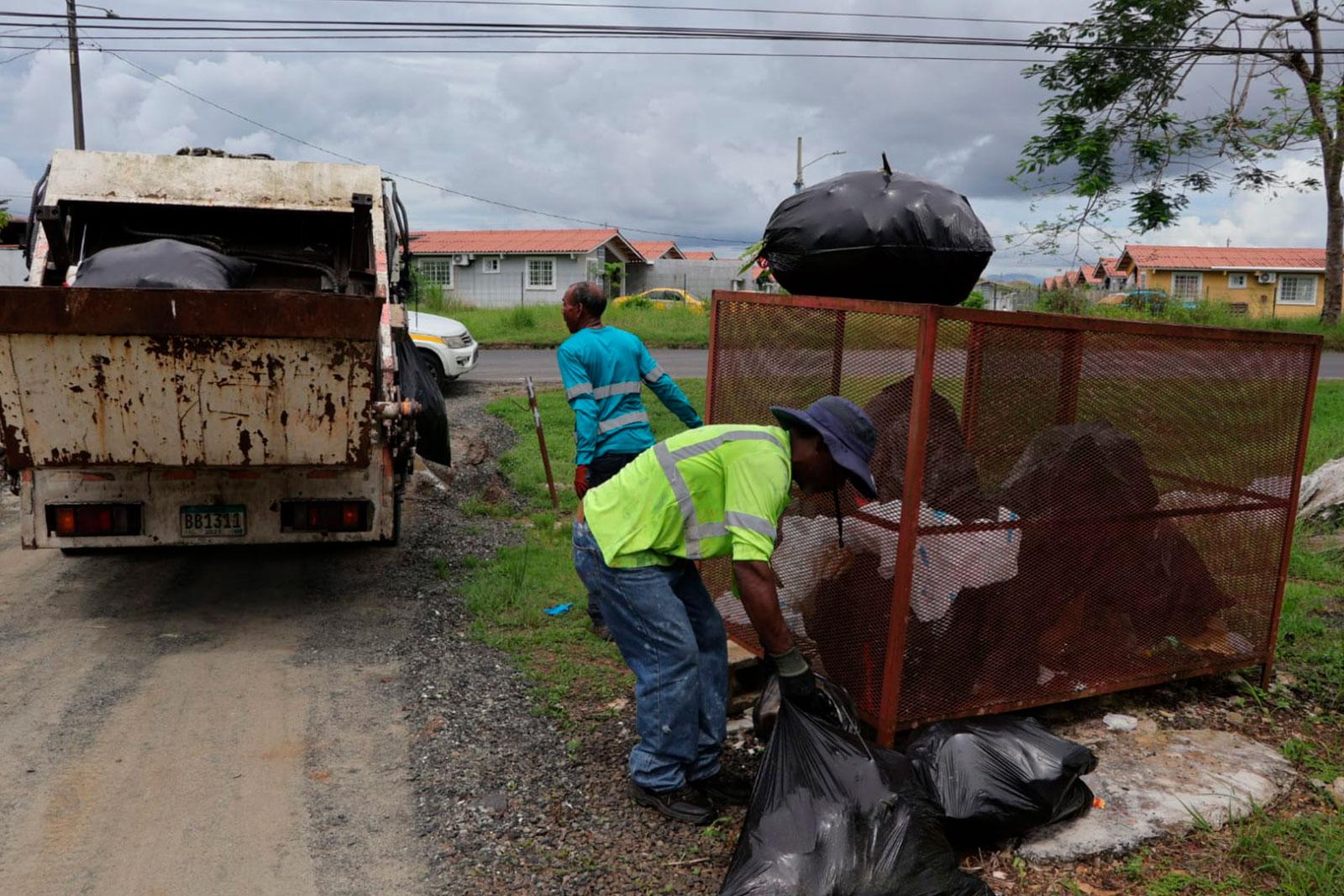Continúan las acciones de limpieza en Pareda de la Paz, corregimiento de Caimitillo