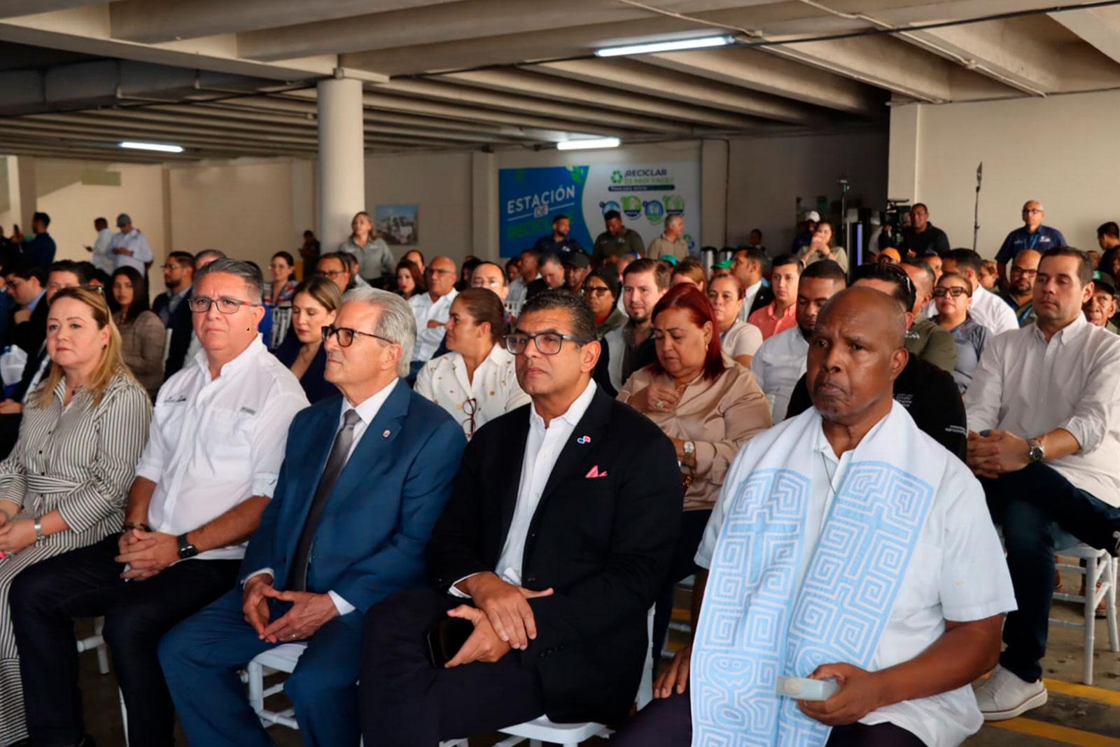Participantes del acto de entrega de la Orden de Proceder