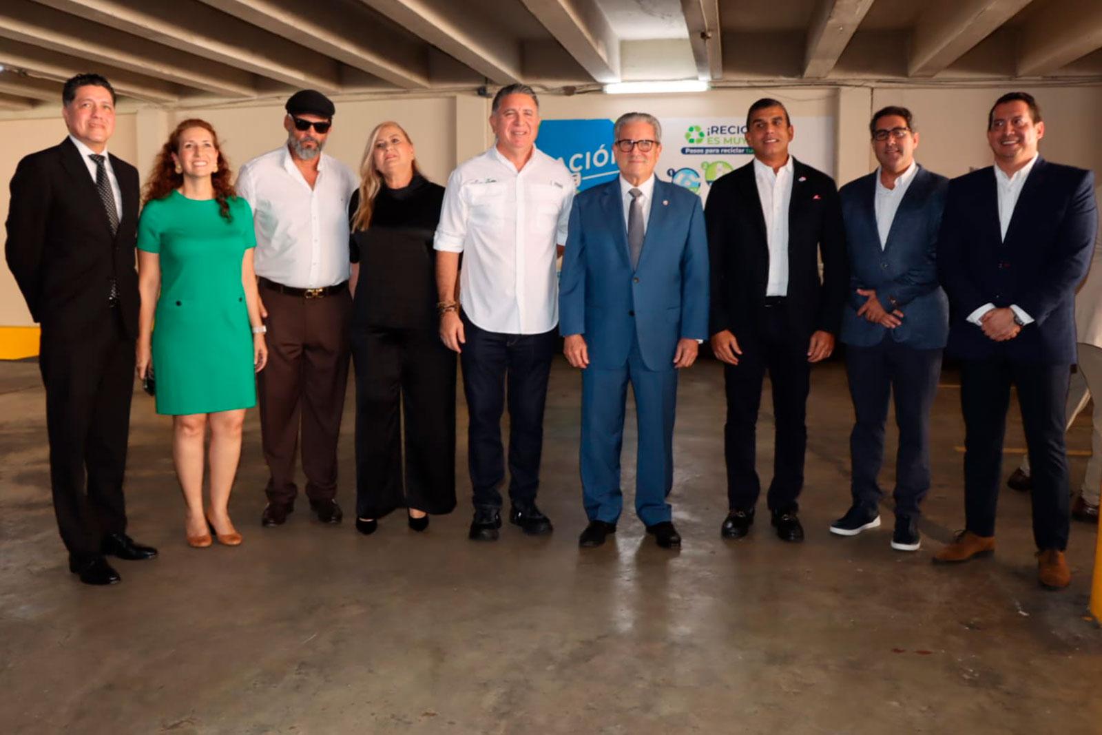 Autoridades y participantes en la entrega de la Orden de Proceder para fortalecer el servicio de recolección de residuos.