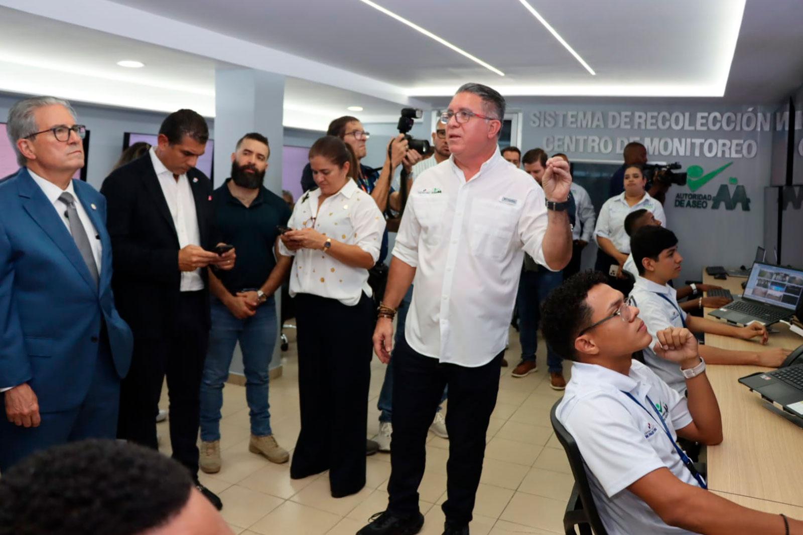 Administrador General en recorrido con otras autoridades y participantes de las empreas por el Centro de Monitoreo del Centro de Recolección