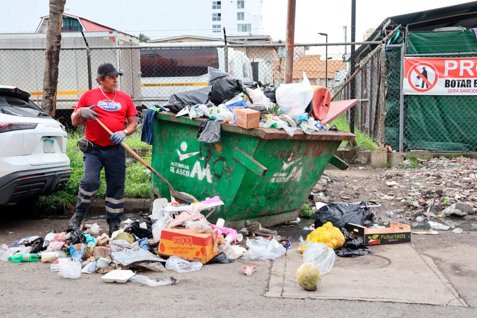 Recolección de desechos sólidos urbanos en la avenida México, corregimiento de Calidonia.