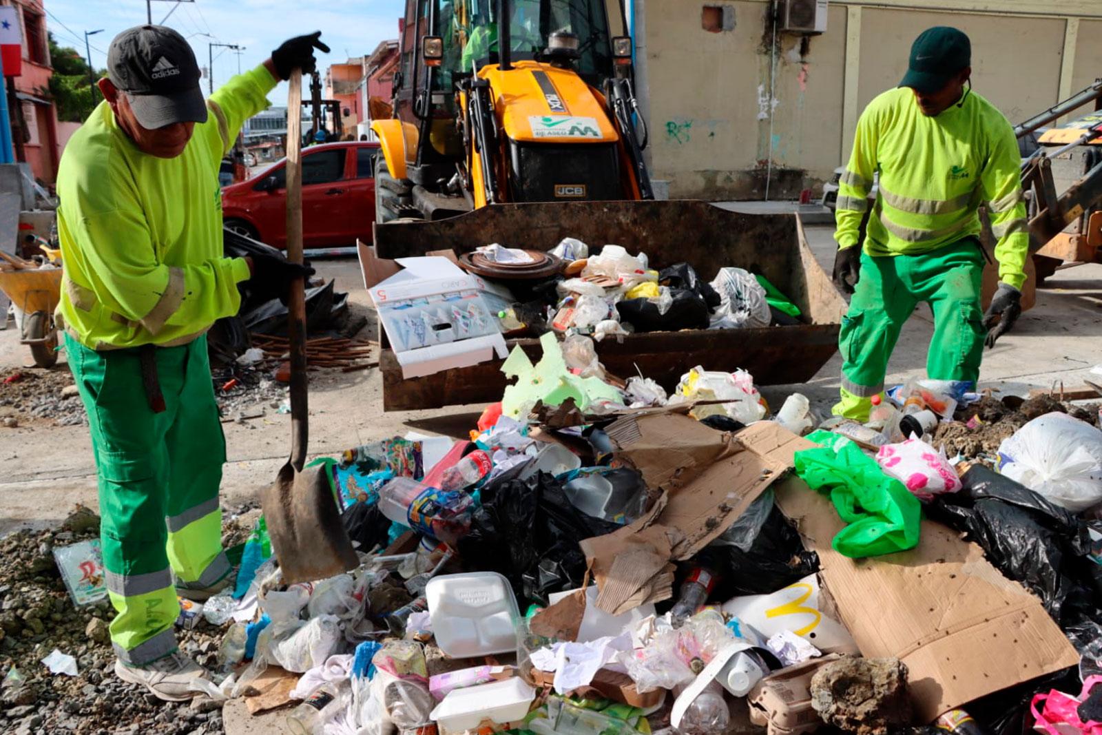 Recolección de desechos sólidos en la avenida A, corregimiento de El Chorrillo.