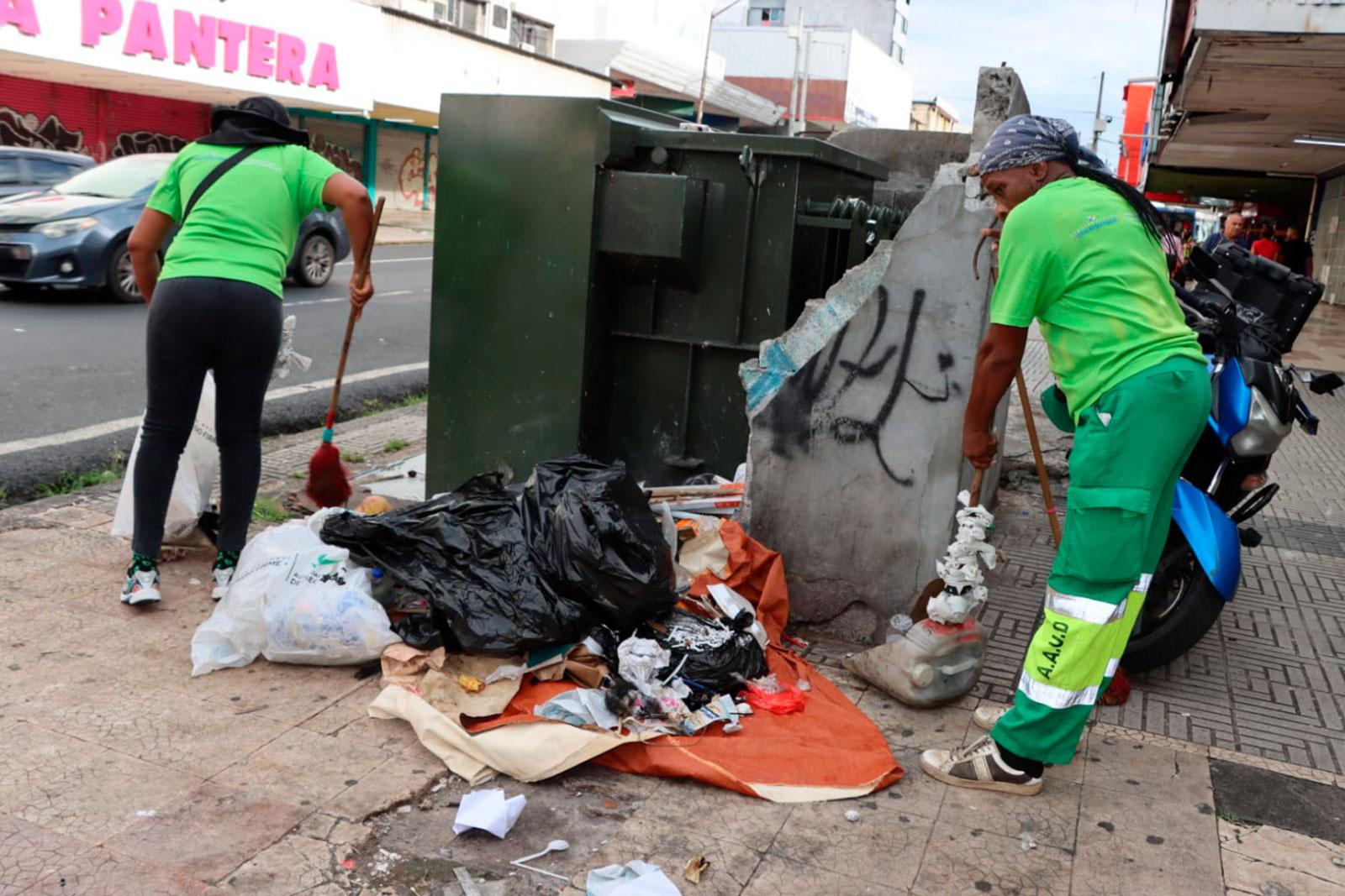 Barrido y limpieza de espacios públicos en el sector Central, corregimiento de Calidonia.