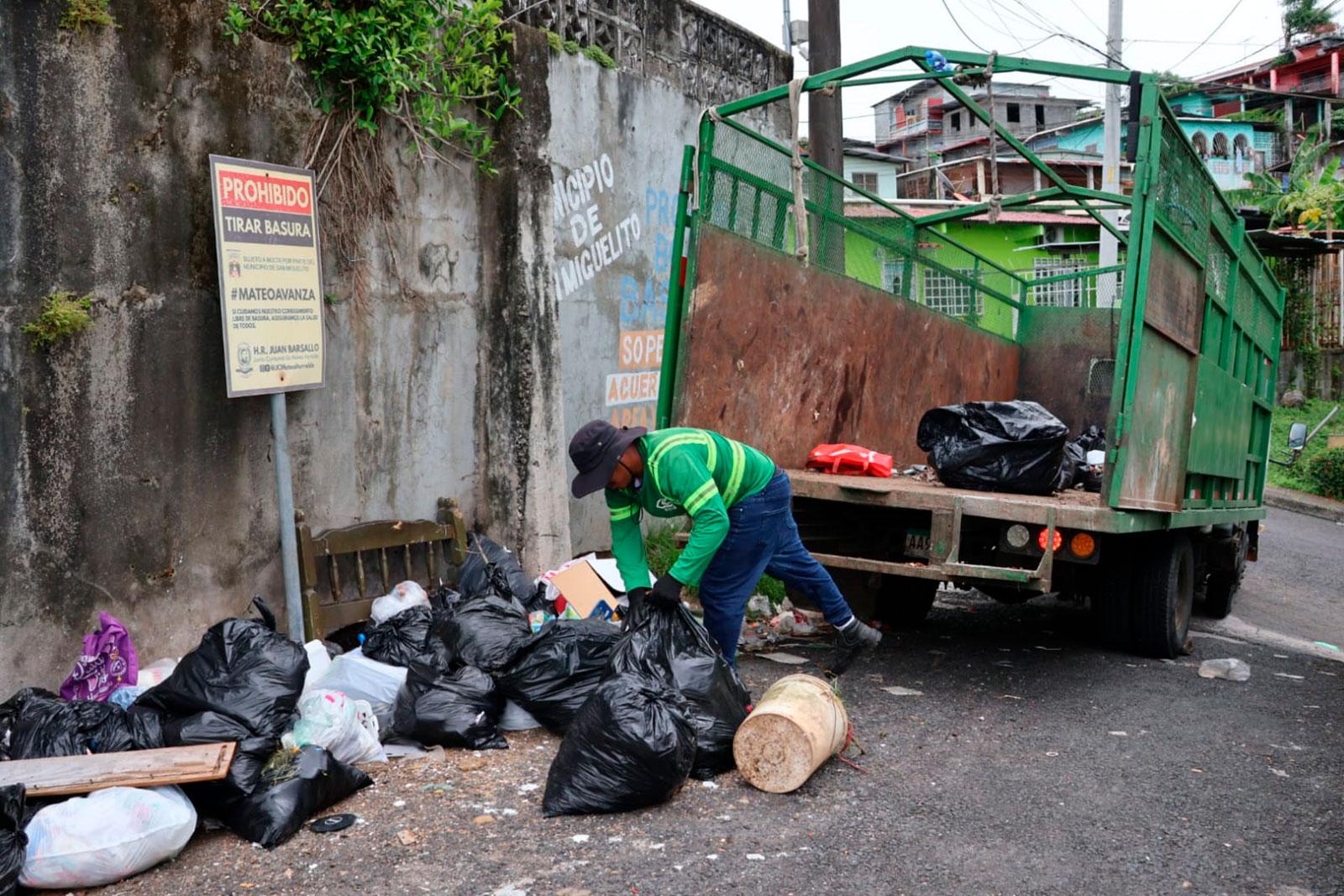 Recolección de desechos sólidos en Calle La Loma, corregimiento Amelia Denis de Icaza.
