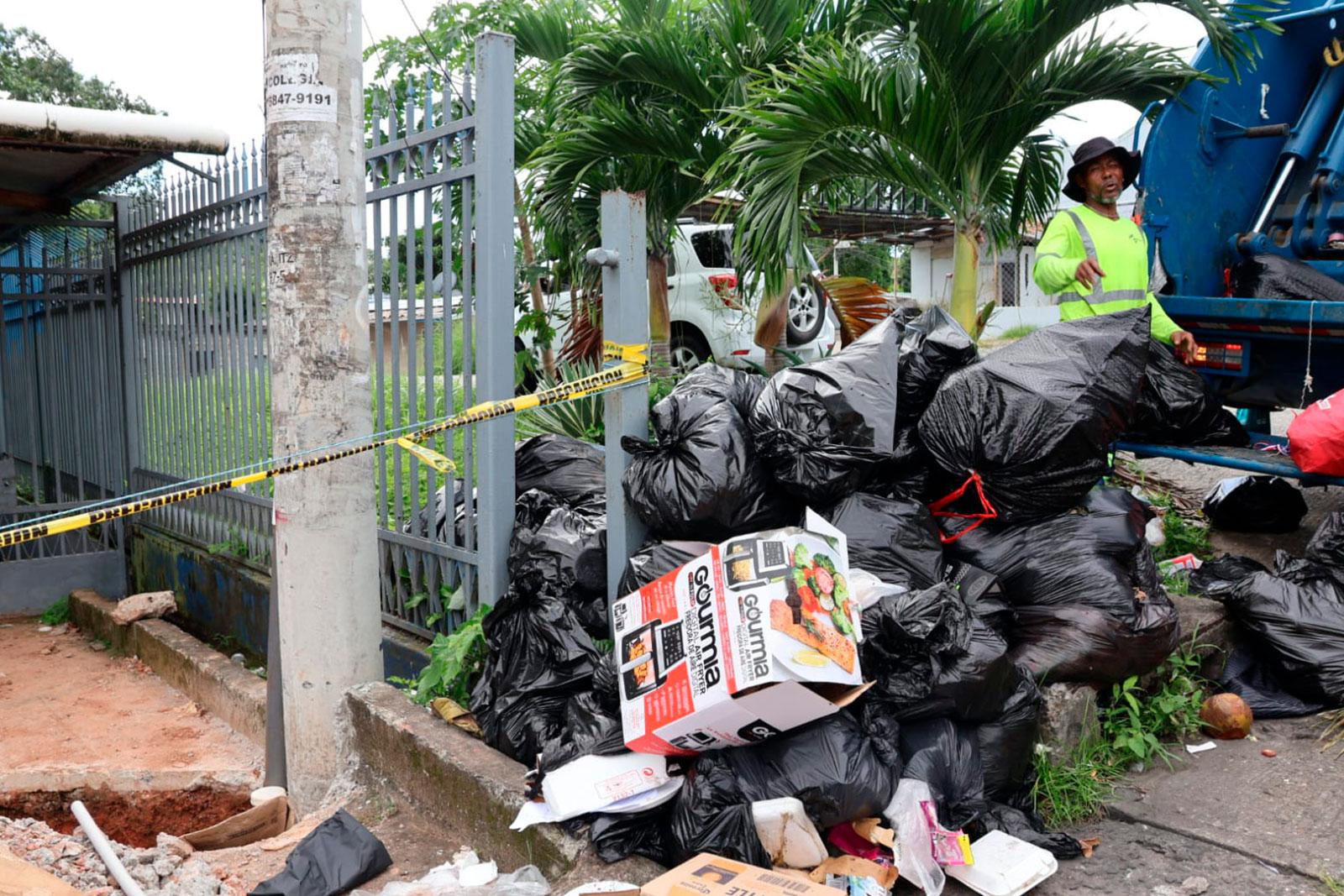Recolección de desechos sólidos en Calle Las Peras, Santa Librada 5.ª Etapa, corregimiento Ernesto Córdoba Campos.