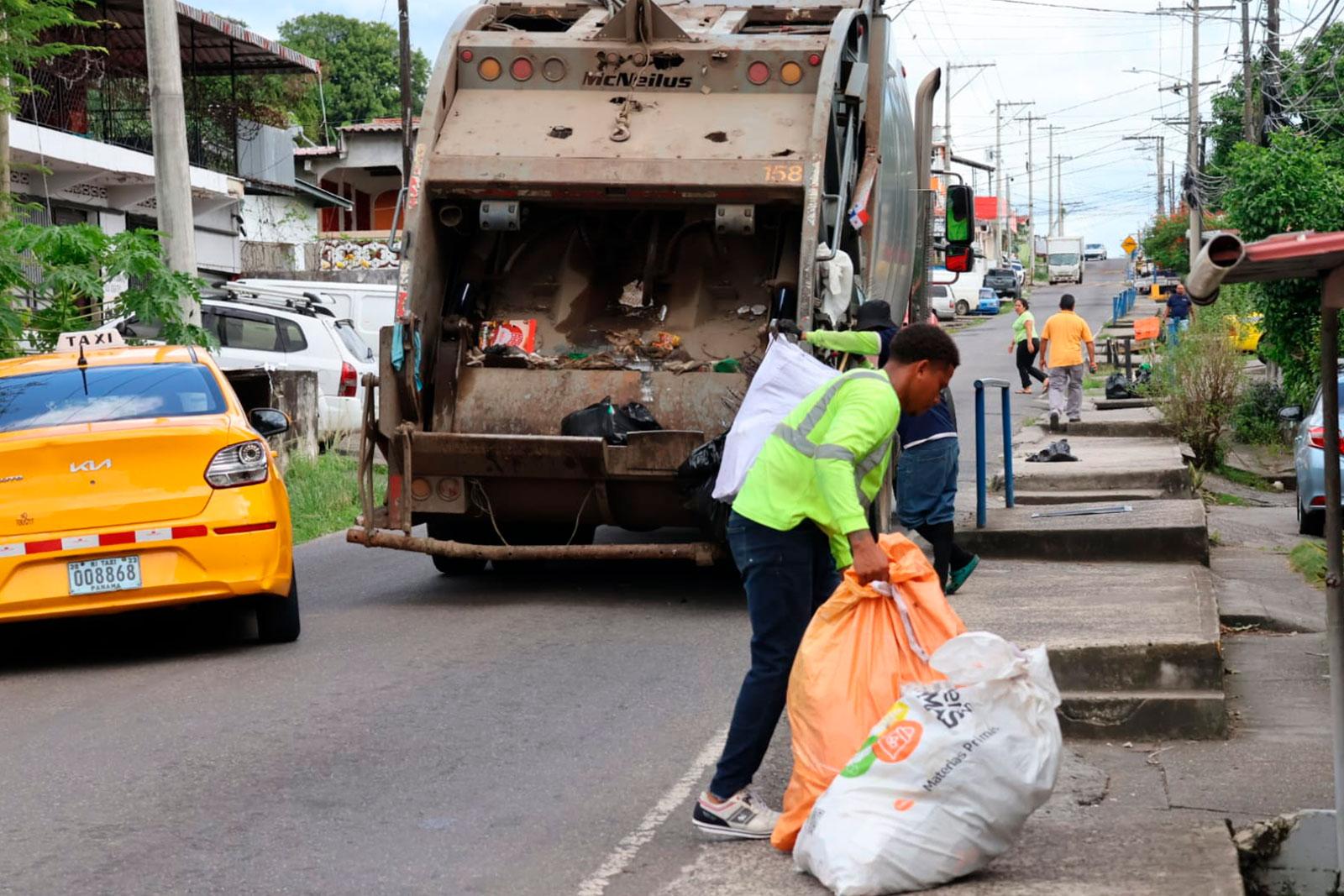 Recolección de desechos sólidos urbanos en Calle Don Bosco, sector Samaria, corregimiento de Belisario Porras,