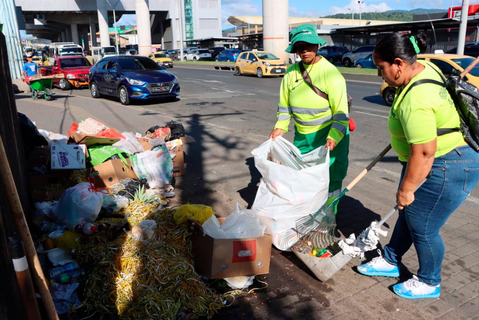 Barrido y limpieza de vías públicas en el corregimiento 24 de Diciembre